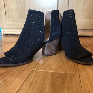 Crown & Ivy blue summer/fall heels